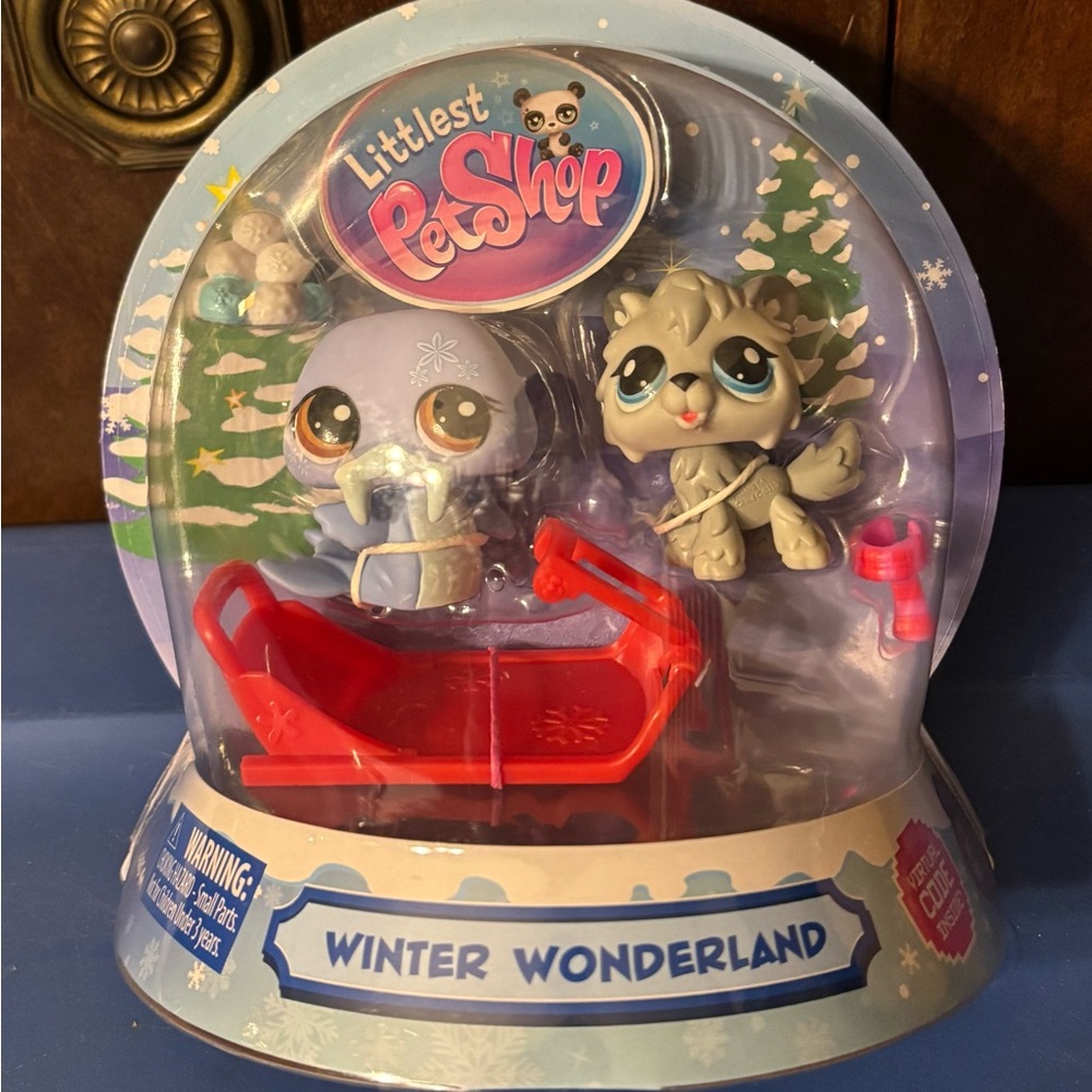 Littlest Pet Shop Winter Wonderland Snow Globe- Red and Gray New